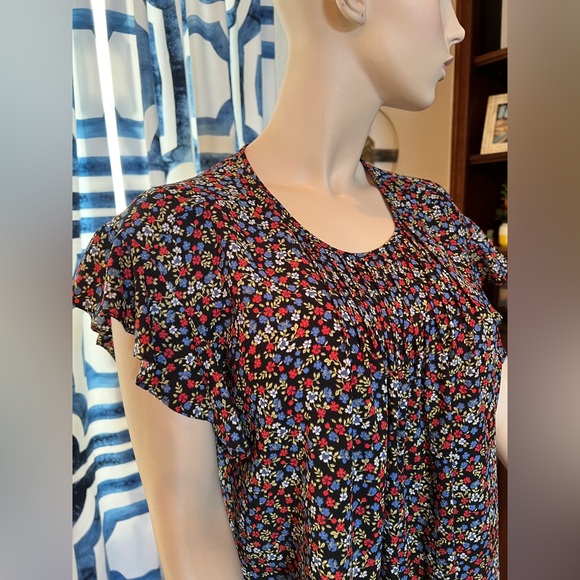 CeCe Floral Flutter Sleeve Top Size Medium - Picture 3 of 10
